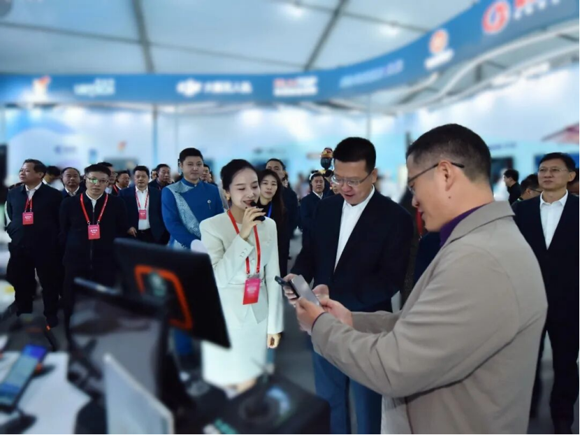 胡帆副主席点赞鹿马,碰一碰极速入住开启广西文旅智创新篇 胡帆副主席点赞鹿马,碰一碰极速入住开启广西文旅智创新篇