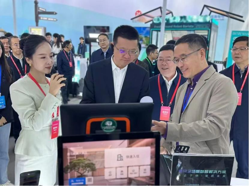 胡帆副主席点赞鹿马,碰一碰极速入住开启广西文旅智创新篇 胡帆副主席点赞鹿马,碰一碰极速入住开启广西文旅智创新篇