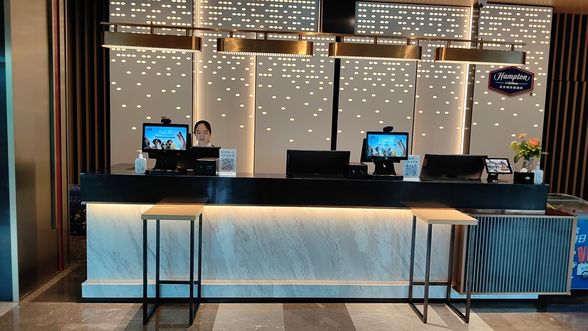 智能升级：探索酒店入住机器人的多功能特性